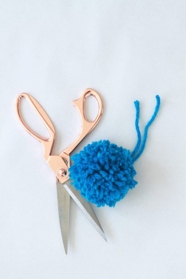 HOW TO MAKE A POM POM