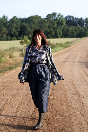 CHAMBER APRON IN INDIGO CHAMBRAY LINEN