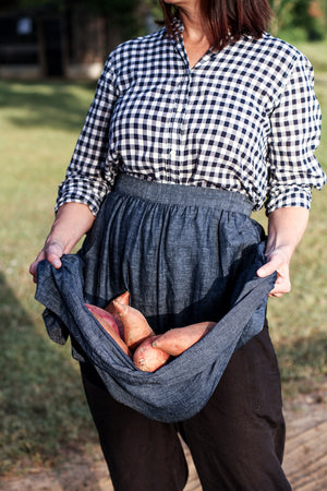 CHAMBER APRON IN INDIGO CHAMBRAY LINEN