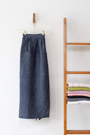 CHAMBER APRON IN INDIGO CHAMBRAY LINEN