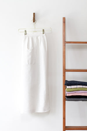 CHAMBER APRON IN WHITE LINEN