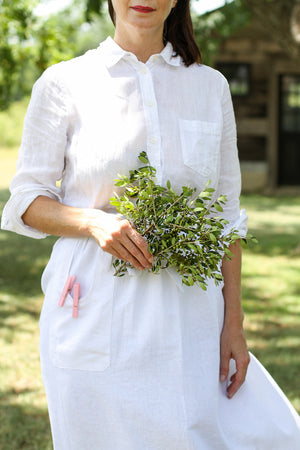 CHAMBER APRON IN WHITE LINEN