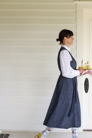 CUISINE APRON DRESS IN INDIGO CHAMBRAY LINEN