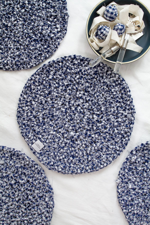 ORGANIC COTTON ROUND PLACEMAT (NAVY GINGHAM)