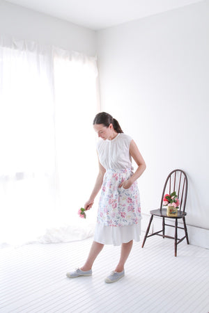 HOSTESS APRON IN FLORAL LINEN