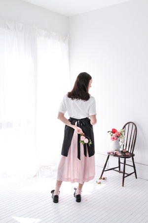 HOSTESS APRON IN BLACK LINEN