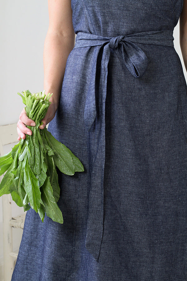 CUISINE APRON DRESS IN INDIGO CHAMBRAY LINEN