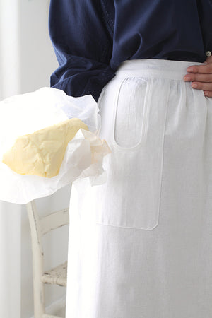 CHAMBER APRON IN WHITE LINEN