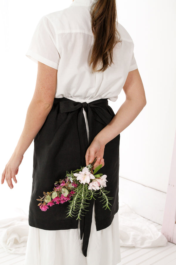 HOSTESS APRON IN BLACK LINEN