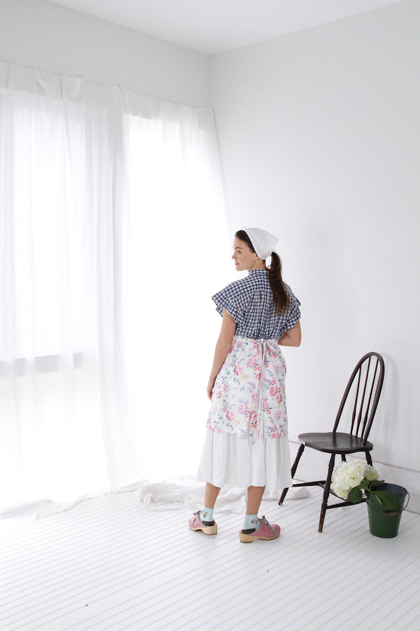 HOSTESS APRON IN FLORAL LINEN