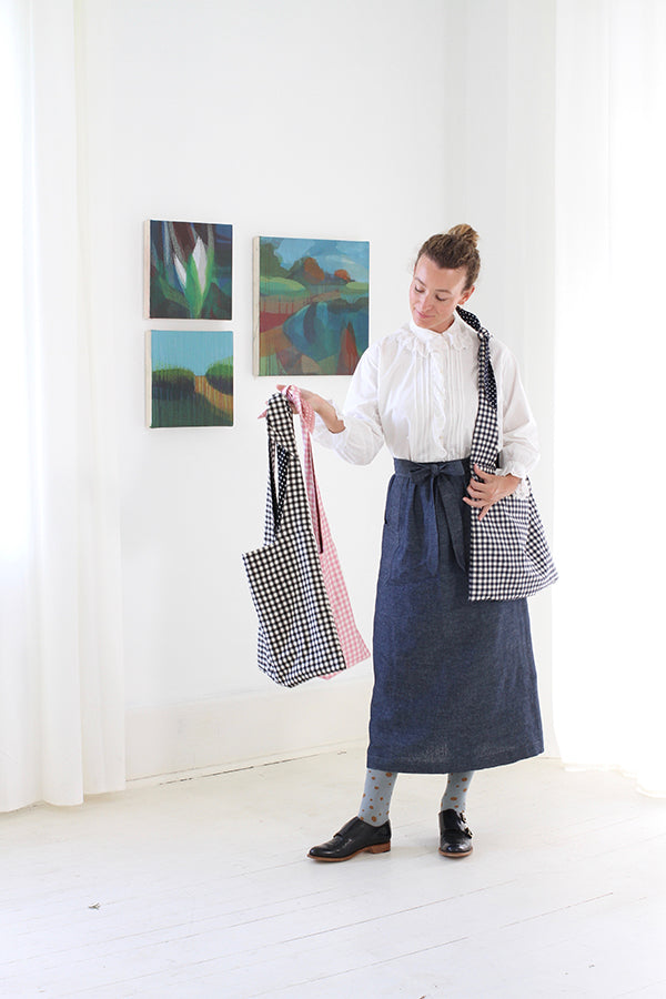 CHAMBER APRON IN INDIGO CHAMBRAY LINEN