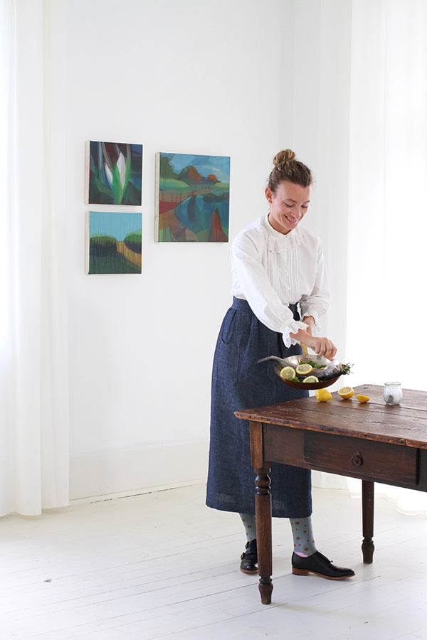 CHAMBER APRON IN INDIGO CHAMBRAY LINEN