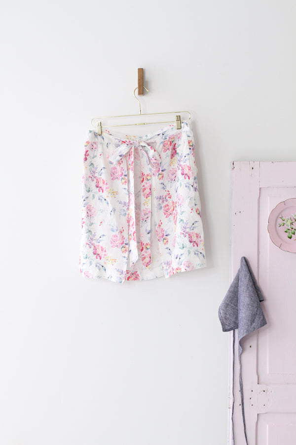 HOSTESS APRON IN FLORAL LINEN