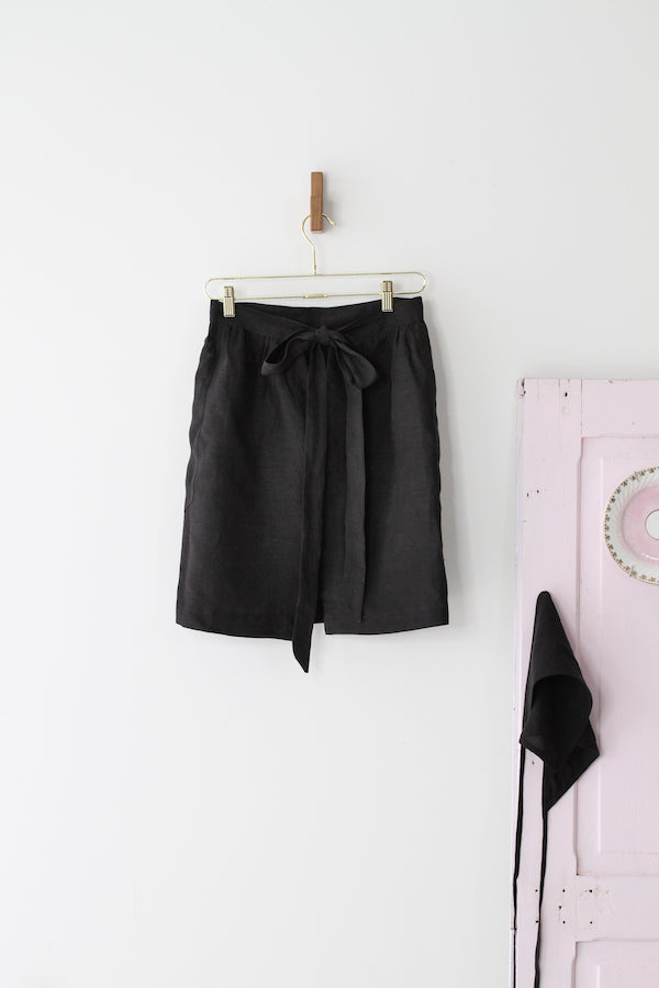 HOSTESS APRON IN BLACK LINEN