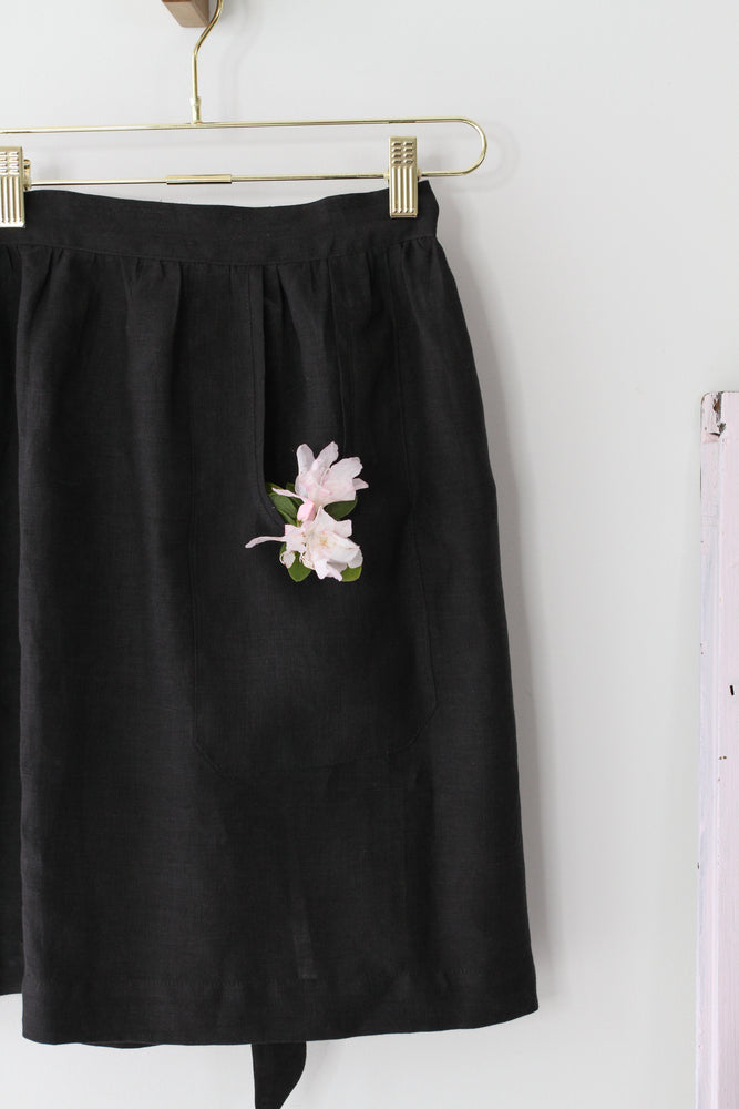 HOSTESS APRON IN BLACK LINEN