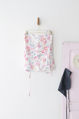 CAFE APRON IN FLORAL LINEN