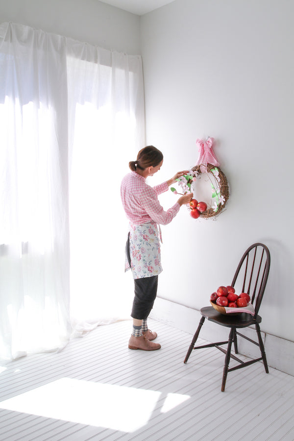 CAFE APRON IN FLORAL LINEN